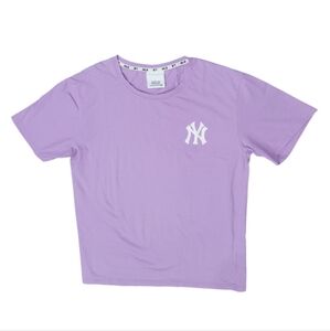 New York Yankees Women's Lilac T-Shirt with White Log - Size Large